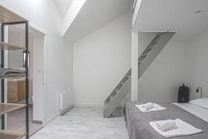 貝葉的住宿－La cour des teinturiers，一间卧室配有一张床,上面有两条毛巾