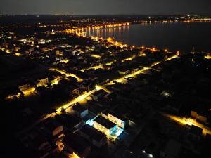 una vista aérea de una ciudad por la noche en Villa DEA - Dein Rückzugsort am Meer mit beheiztem Pool en Vrsi