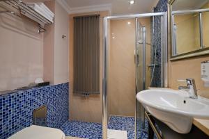 a bathroom with a shower and a sink and a toilet at Villa Garden Dyplomat in Olsztyn