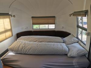 Postel nebo postele na pokoji v ubytování Vintage Airstream auf dem Bauernhof