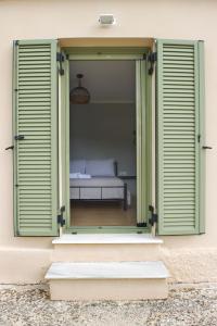 um quarto com uma janela com uma cama em Garbis Garden View em Valsamáta