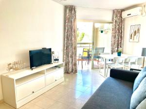 TV a/nebo společenská místnost v ubytování Apartamentos Apal Chinasol