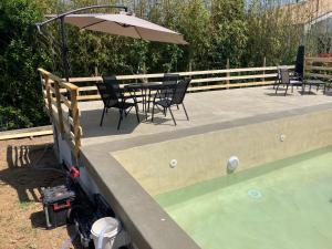 eine Terrasse mit einem Tisch, Stühlen und einem Sonnenschirm in der Unterkunft Pantani in Collecorvino