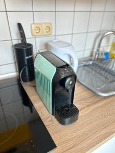 a black and green toaster sitting on a counter at Piano Apartment Halle Center - Netflix- Free WiFi 3 in Halle an der Saale