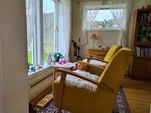 พื้นที่นั่งเล่นของ Lauvåsstua-Charming house by the sea +43 ภาพ