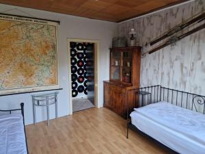 um quarto com uma cama e um mapa na parede em Happy Place Indu Style em Korbach