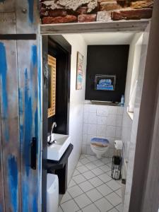 uma casa de banho com um lavatório e um WC em Happy Place Indu Style em Korbach