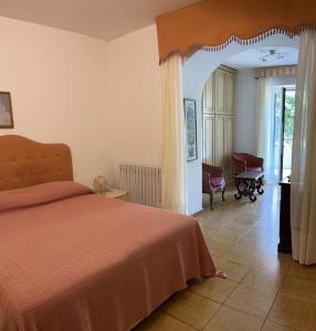een slaapkamer met een bed en een woonkamer bij Il Ruscello di Casa Teresa in Positano