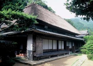 Edificio de estilo asiático con techo de paja en Obokekyo Mannaka, en Miyoshi