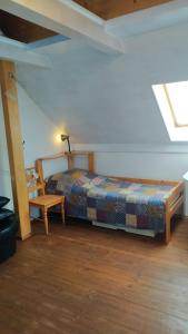 ein Schlafzimmer mit einem Bett, einer Lampe und einem Tisch in der Unterkunft Jesenická přehrada, u vody in Cheb