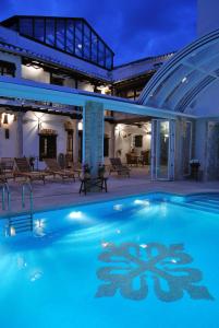 a swimming pool in the middle of a house at Hotel Rural Casa Grande Almagro in Almagro