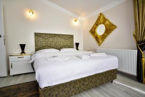 een slaapkamer met een groot bed en een spiegel bij Loca Suit in Istanbul