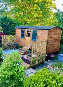 een tiny house met een veranda en een patio bij Bexhill Old Town Retreat in Bexhill