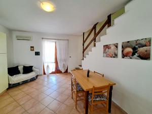 A seating area at Appartamento Residenziale Trilocale Aresula San Teodoro