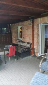 een patio met een bank en een tafel en stoelen bij Jesenická přehrada, u vody in Cheb