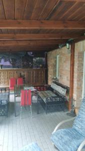 een patio met een tafel en stoelen en een bank bij Jesenická přehrada, u vody in Cheb
