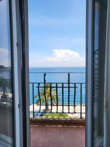 una finestra con vista sull'oceano di Tocco di mare a Porto Santo Stefano