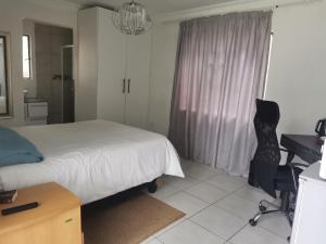 Postel nebo postele na pokoji v ubytování Ultra Housing Suite
