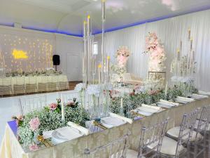 een feestzaal met tafels met bloemen en stoelen bij Green Rooms in Londen