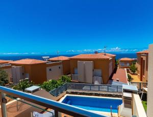 - une vue sur une maison avec une piscine dans l'établissement Holiday Home with Private Pool by Dream Homes Tenerife, à Puerto de Santiago