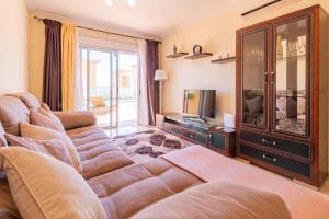 - un salon avec un canapé et une télévision dans l'établissement Holiday Home with Private Pool by Dream Homes Tenerife, à Puerto de Santiago