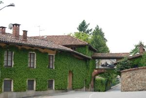 een gebouw bedekt met groene klimop naast een straat bij POLLONE, TERRAZZA37 in Pollone