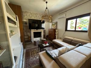 un soggiorno con divano e camino di Baia dei turchi locazione turistica a Realmonte