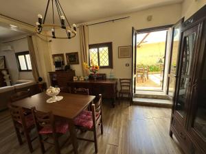 una cucina e una sala da pranzo con tavolo e sedie di Baia dei turchi locazione turistica a Realmonte