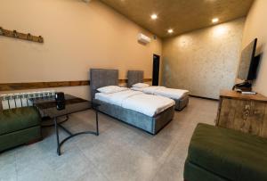 Letto o letti in una camera di B H Y Guesthouse in Yerevan