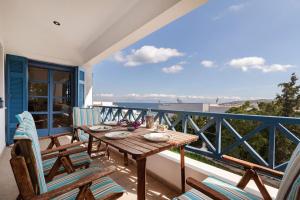 una mesa en un balcón con vistas al océano en Nefeli's House, en Souvala