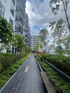 une passerelle au milieu d'un bâtiment dans l'établissement Elegant Armadale Homestay With Pool at Galacity, à Kuching 56 autres photos