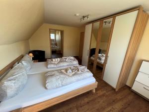 Postel nebo postele na pokoji v ubytování Kugelbake Bantje Wohnung 2 + 9 fotografií