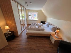 um quarto com uma cama com almofadas em Kugelbake Bantje Wohnung 2 em Borkum