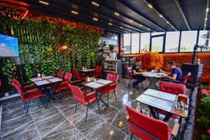 um restaurante com cadeiras vermelhas e uma parede verde em Loca Suit em Istambul