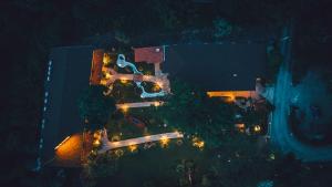 una vista aérea de un parque por la noche con luces en SIMI Luxury Suites, en Plaka Litóchoro