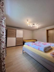 ein Schlafzimmer mit einem Bett in einem Zimmer in der Unterkunft Kiblerhof in Russbach am Pass Gschütt