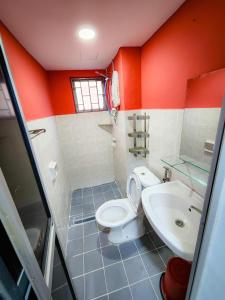 ein Bad mit einem WC und einem Waschbecken in der Unterkunft 3 Bedrooms with Pool Hanan Residence Ketumbar Heights Condominium in Cheras