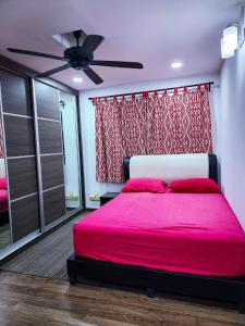 Schlafzimmer mit einem rosa Bett und einem Deckenventilator in der Unterkunft 3 Bedrooms with Pool Hanan Residence Ketumbar Heights Condominium in Cheras