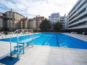 duży basen w mieście z budynkami w obiekcie Apartamento Miramar w mieście Hondarribia