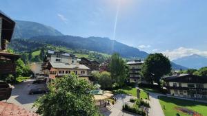 uma vista para uma cidade com montanhas ao fundo em Appartements MAYR inklusive ganzjährig GRATIS Zugang zur ALPENTHERME und im SOMMER kostenlose Bergbahnnutzung em Bad Hofgastein