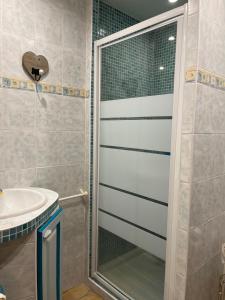 een douche met een glazen deur naast een wastafel bij Maison charmante idéale pour des vacances sur la côte d'Azur in Antibes