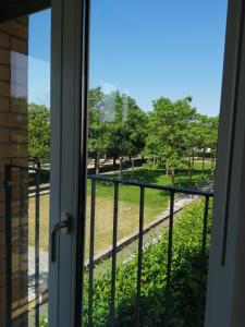 a window with a view of a park at Schicke 2 Zimmer Wohnung nah an Stuttgart Messe Flughafen in Ostfildern