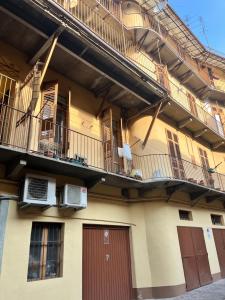un condominio con due balconi e due unità di aria condizionata di Asti - La casa di ringhiera ad Asti