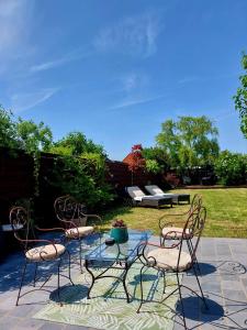 a group of chairs and a table in a yard at La Constance 