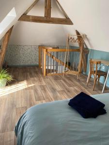 ChevincourtにあるMaison de campagne avec grand parking privé -calme et sérénitéのベッドと木の床のある寝室