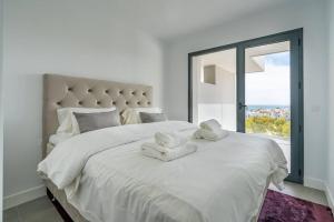 A bed or beds in a room at 14 Modern apt with terrace & sea view, gym, jacuzzi spa Duquesa, Manilva