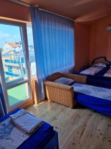 プリモルスコにあるDara Hotelのベッド2台と大きな窓が備わる客室です。