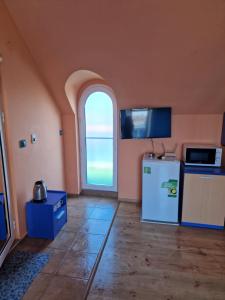 プリモルスコにあるDara Hotelのキッチン(アーチ型の窓、冷蔵庫付)