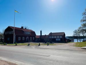 uma casa ao lado de uma estrada ao lado de uma rua em Trehörna Wärdhus & Vandrarhem em Trehörna