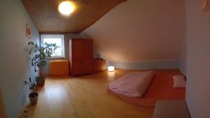 Zimmer im Dachgeschoss mit einem Bett und einem Fenster in der Unterkunft Ubytko v Rajeckej doline 